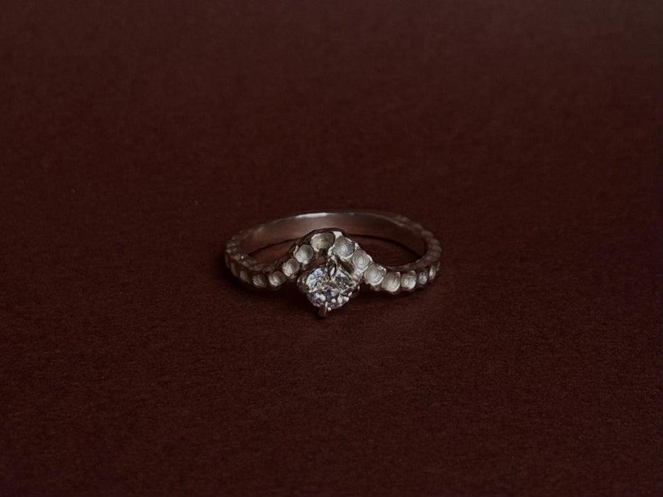 Seafarer - Curved ring with round stone - Silver