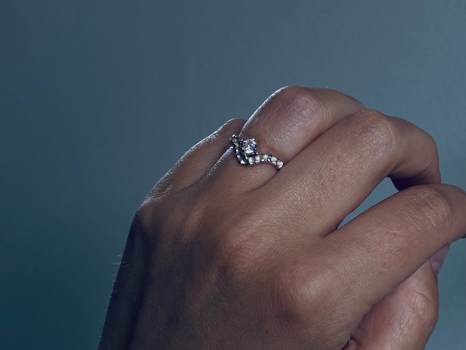 Seafarer - Curved ring with round stone - Silver